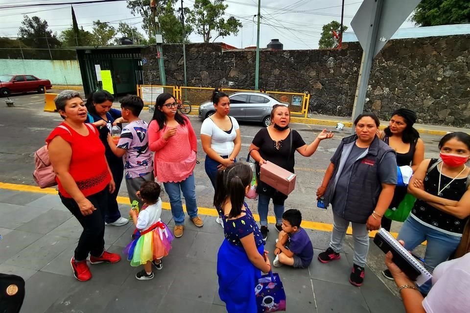 Funcionarios del Gobierno capitalino informaron a padres de la escuela El Pípila, en Miguel Hidalgo, que el poste se colocará en el patio.