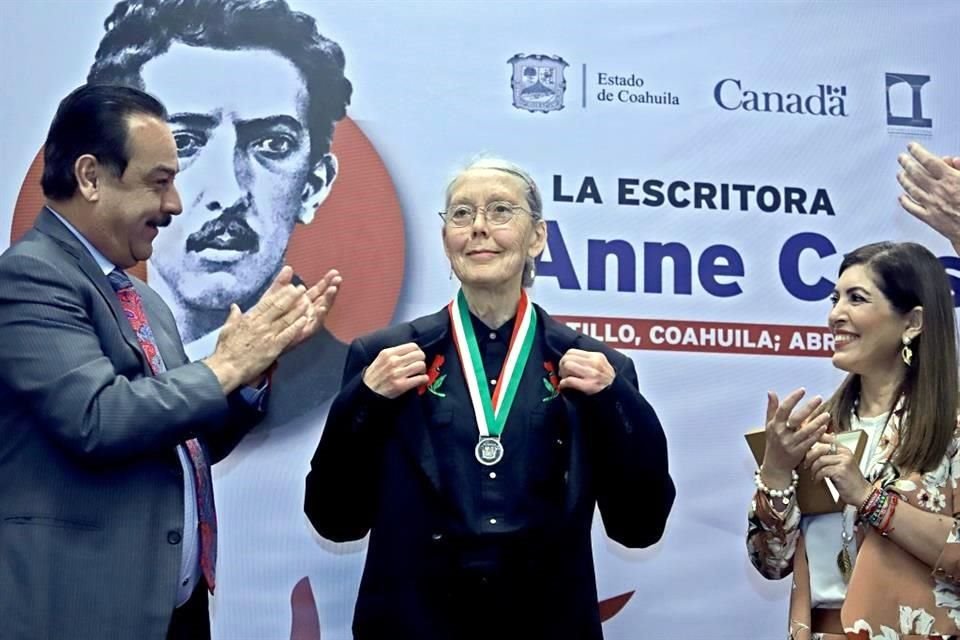 Fernando de las Fuentes, Anne Carson y Ana Sofía García en la ceremonia de premiación.