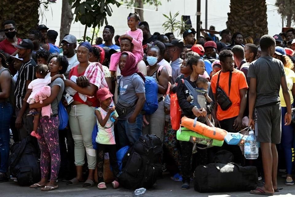 Migrantes, en su mayoría haitianos, esperan ser enviados a diferentes centros migratorios en Puebla, Hidalgo y Querétaro para obtener sus visas humanitarias.