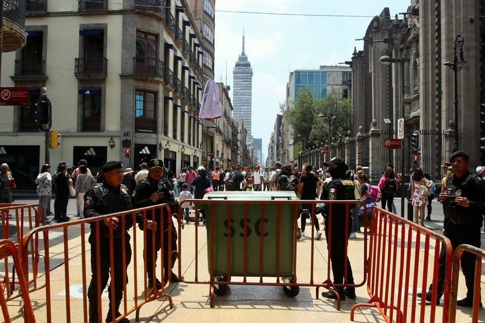 Para quienes no puedan ingresar al Zócalo, serán colocadas algunas pantallas gigantes.