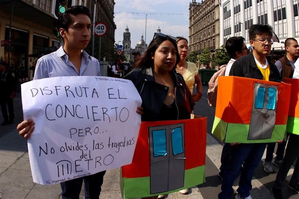 La manifestación se llevó a cabo sobre la calle 20 de Noviembre esquina con Venustiano Carranza.