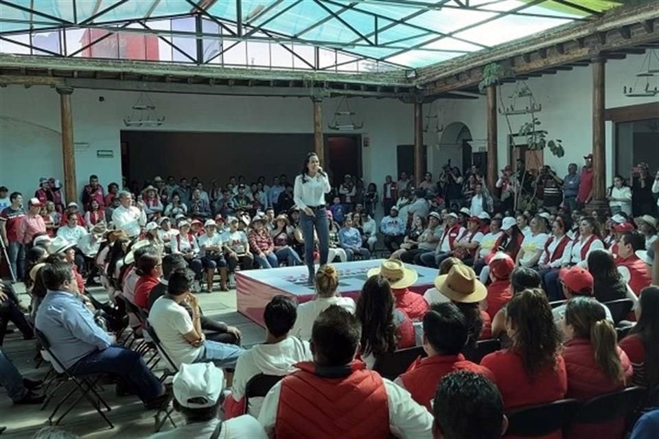 Alejandra del Moral, candidata del PRI-PAN-PRD a la gubernatura de Edomex, se reunió hoy con estructuras priistas en Toluca.