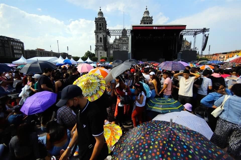 Hacia las cinco de la tarde el Zócalo ya estaba repleto y el sol era intenso.