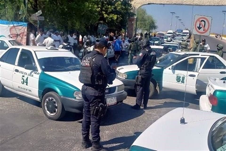 Alcaldes, transportistas y trabajadores municipales llevaron a cabo diveros bloqueos en la región de Tierra Caliente, en Guerrero, en reclamo a una serie de presuntos abusos cometidos por la FGE.