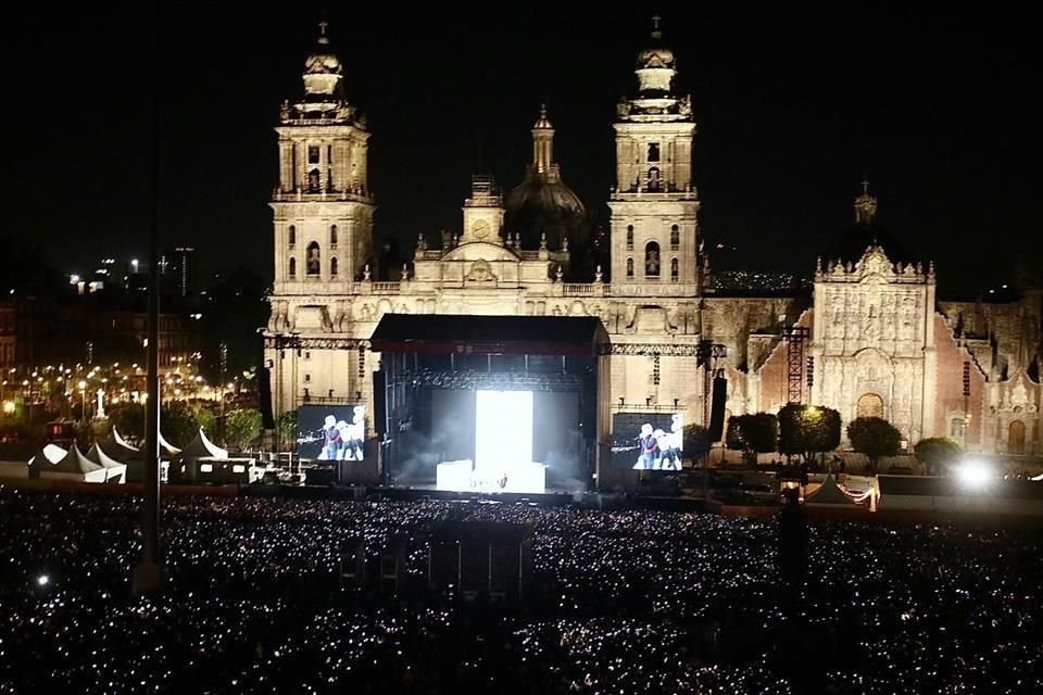 El escenario lució con dos pantallas gigantes a los lados.