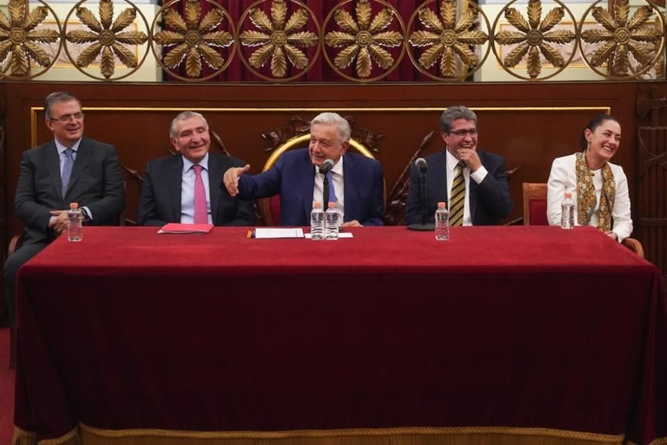 Durante reunión en Palacio, AMLO pidió a 'corcholatas' evitar la división y garantizar unidad y expresó a senadores pendientes prioritarios.