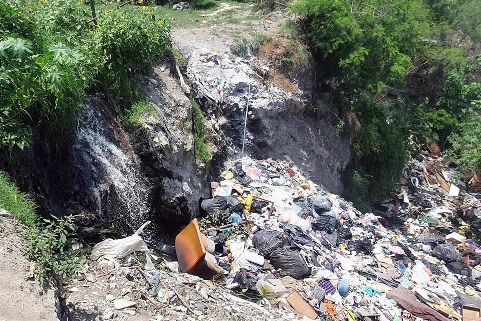 Una cascada de aguas negras cae de manera constante sobre el lecho del río, a la altura en la Colonia Las Sabinas. 