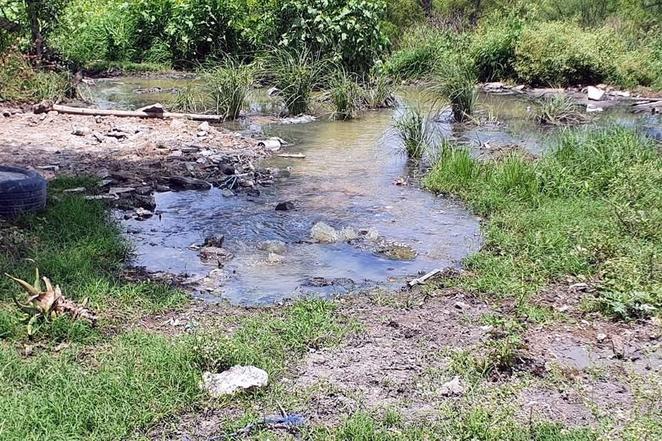 Una cascada de aguas negras cae de manera constante sobre el lecho del río, a la altura en la Colonia Las Sabinas. 