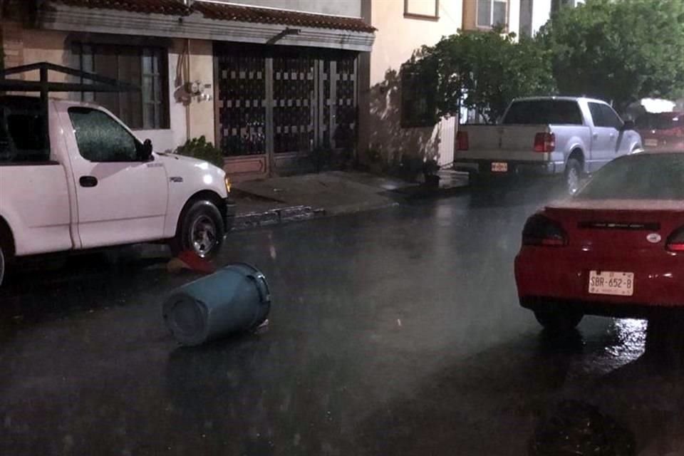 Las rachas de viento  dejaron a varias colonias sin luz y la caída de árboles.