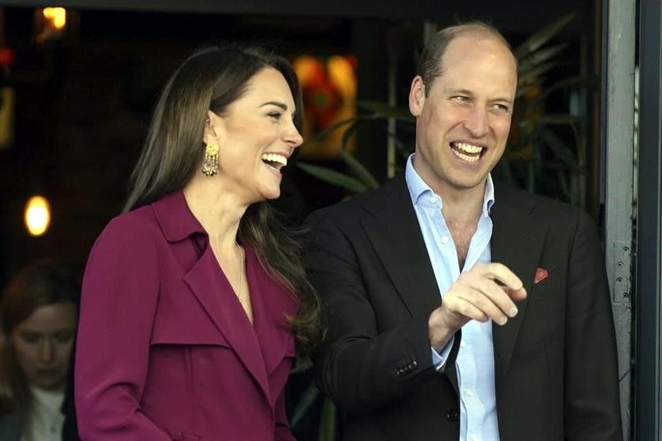 El Príncipe Guillermo y Kate Middleton celebraron su aniversario de bodas 12 con una foto de ambos andando en bicicleta.