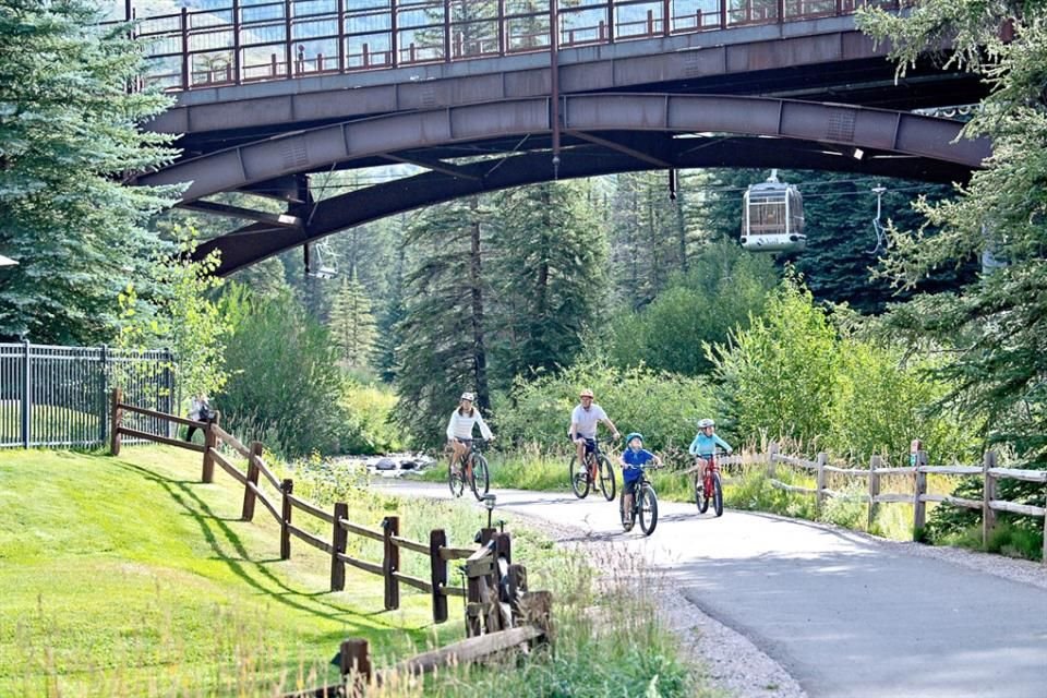 Vail, Colorado, te espera con su verde paisaje, una gran escena culinaria y actividades al aire libre para darle la bienvenida al verano.