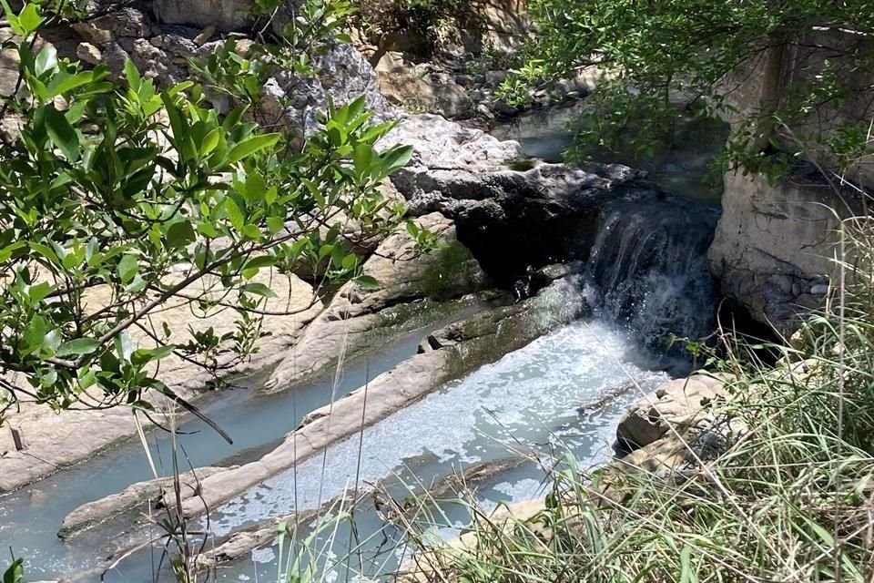 El agua se tornó turbia en un tramo de unos 800 metros.