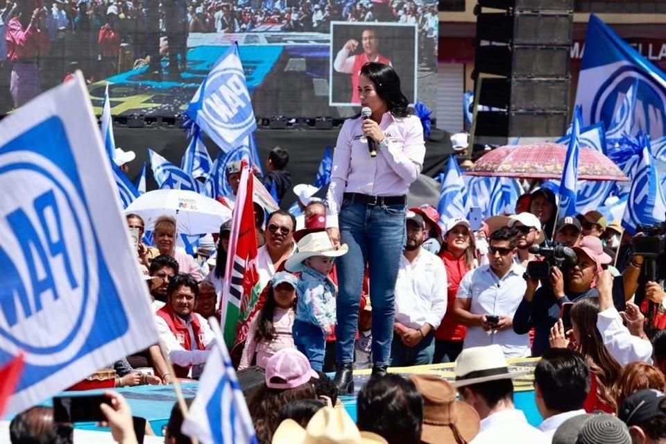 La candidata Alejandra del Moral encabezó un acto proselitista en la Plaza Cívica de Metepec.