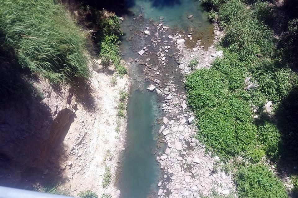 Las aguas negras continuaban ayer afectando el cauce del arroyo, sin que el Municipio conociera la causa de la afectación.