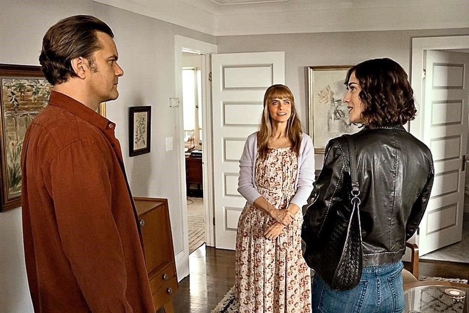 Amanda Peet (al centro) interpreta en la serie a la esposa engañada.