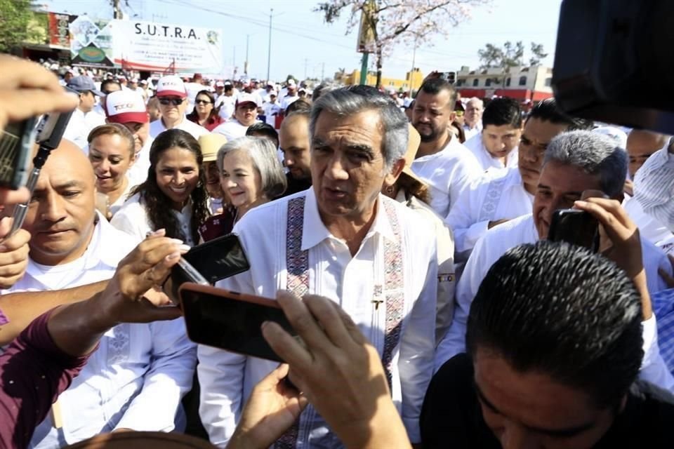 Américo Villarreal afirmó que más de 10 mil elementos federales y 3 mil 800 estatales refuerzan la seguridad en Tamaulipas.