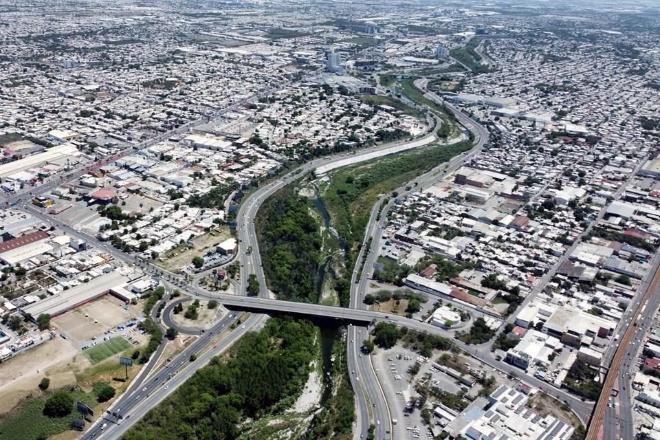 El tono verde del desarrollo de la vegetación del Río resalta en la Ciudad.