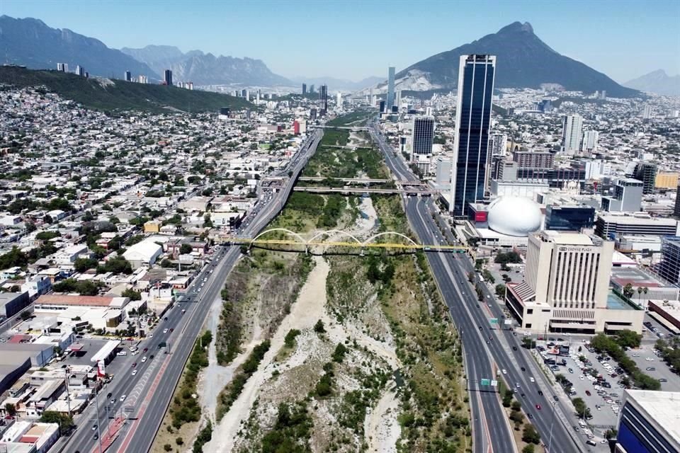 El Río Santa Catarina, visto a la altura de la Macroplaza, impone por su vitalidad.