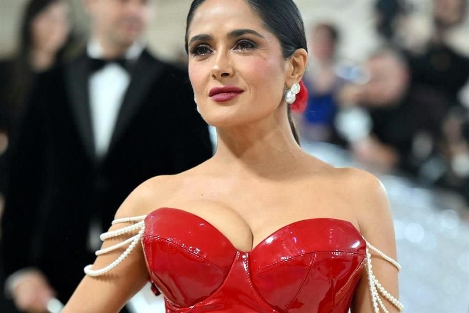 Presentan famosos como Penélope Cruz, Salma Hayek y Nicole Kidman homenaje al legado del llamado 'Kaiser de la moda' en la Met Gala 2023.