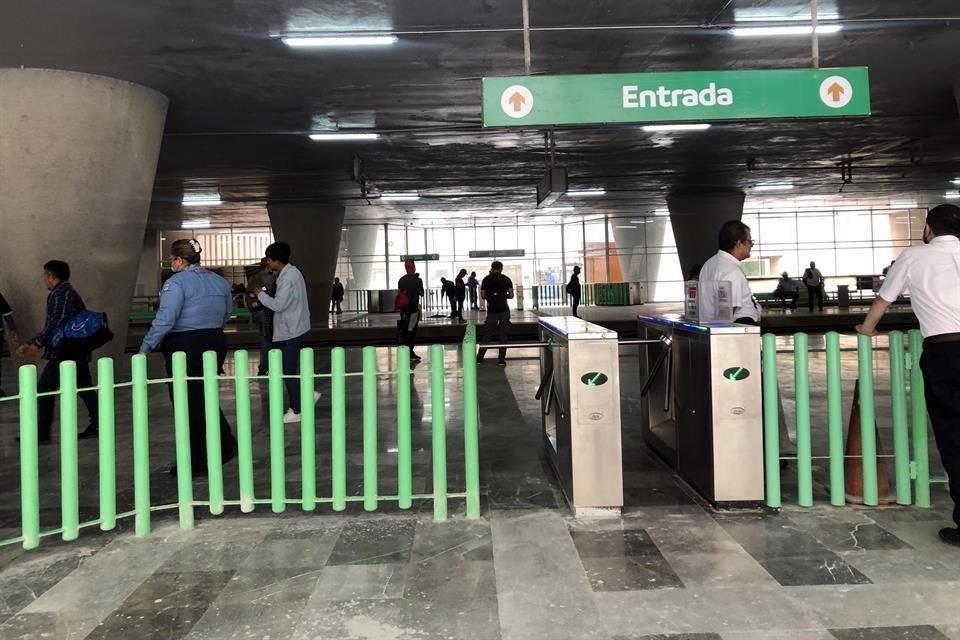 Usuarios pudieron bajar y abordar en la estación luego de que permaneció cerrada varias semanas.