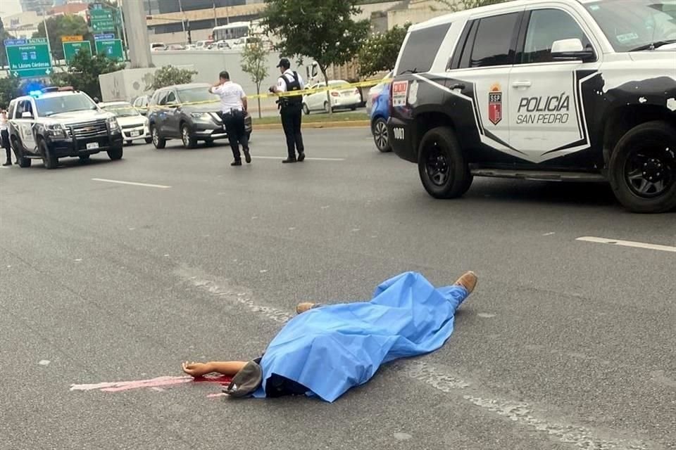 El cuerpo quedó en los carriles hacia el oriente de la Avenida Lázaro Cárdenas, en el sector Valle Oriente, en San Pedro. 