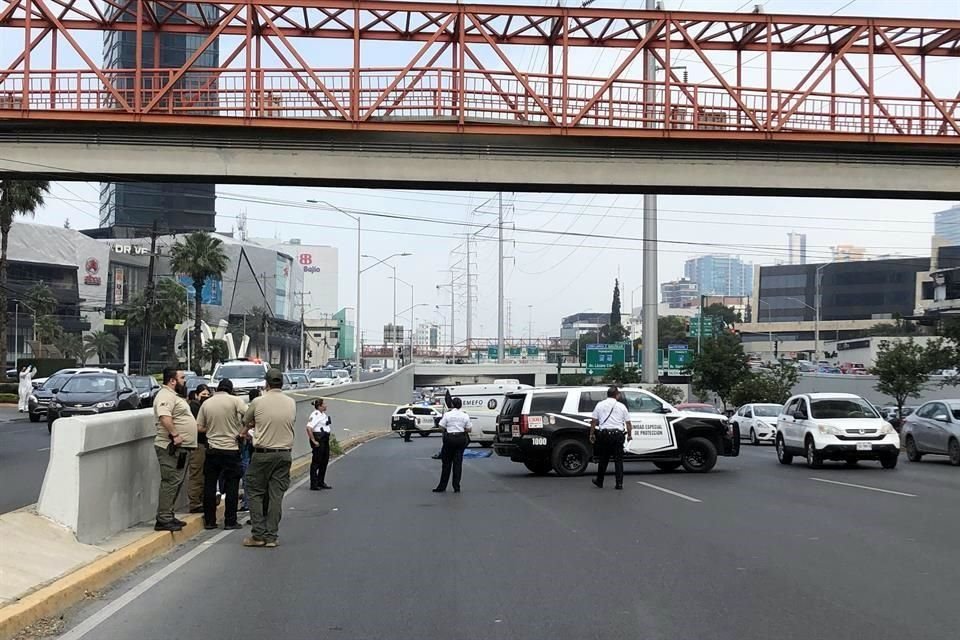 El cuerpo quedó en los carriles hacia el oriente de la Avenida Lázaro Cárdenas, en el sector Valle Oriente, en San Pedro. 