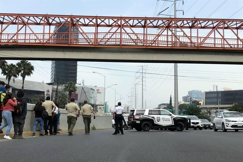 El cuerpo quedó en los carriles hacia el oriente de la Avenida Lázaro Cárdenas, en el sector Valle Oriente, en San Pedro. 