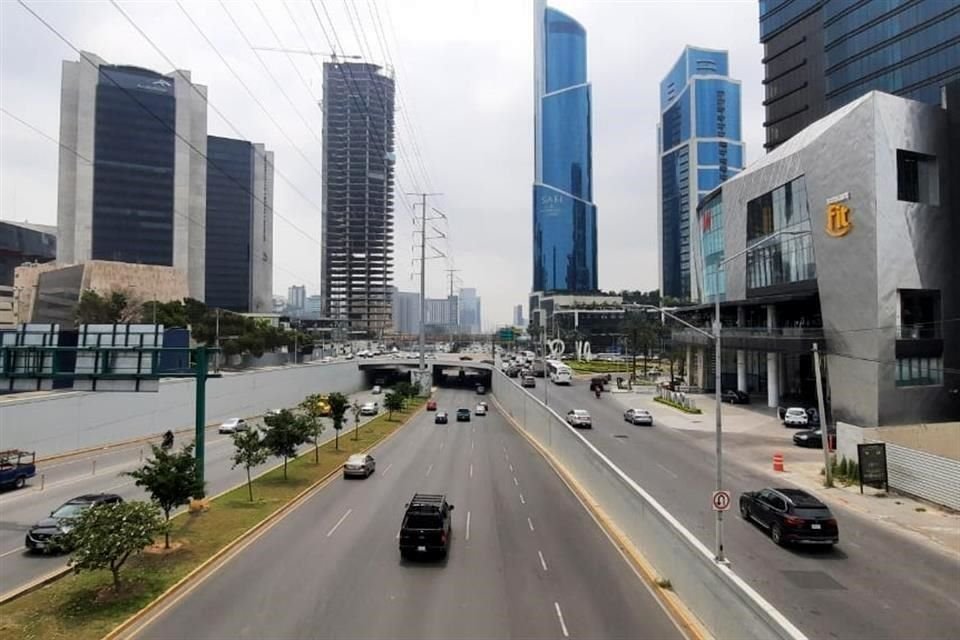 El cuerpo quedó en los carriles hacia el oriente de la Avenida Lázaro Cárdenas, en el sector Valle Oriente, en San Pedro. 