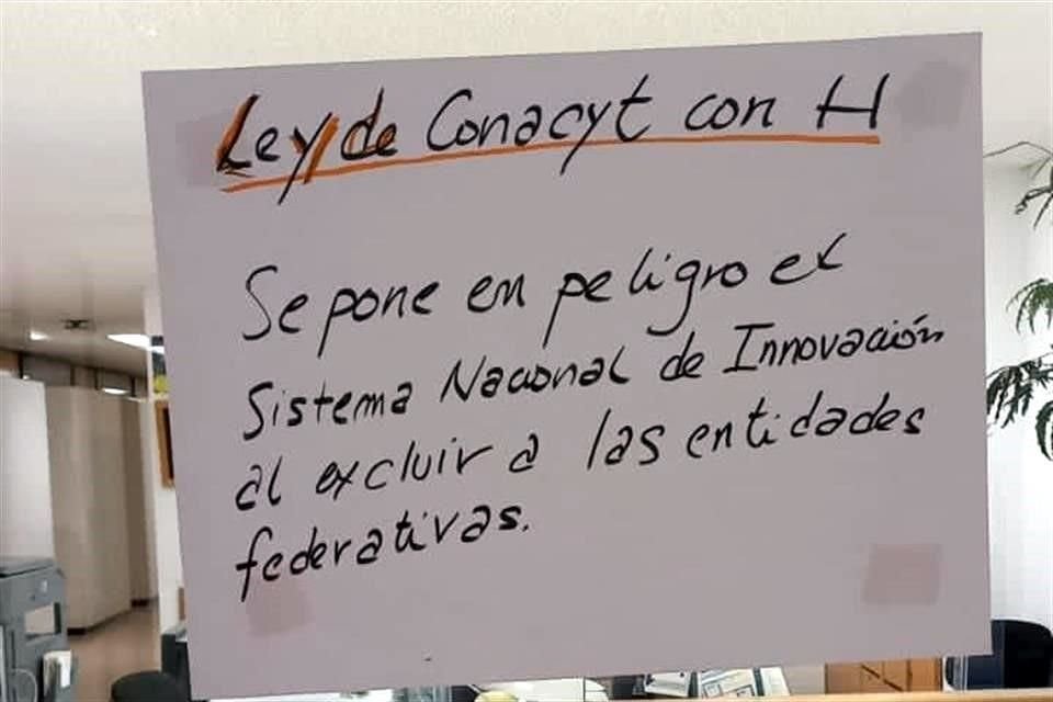 En algunos planteles se colocaron carteles explicando las razones del paro.