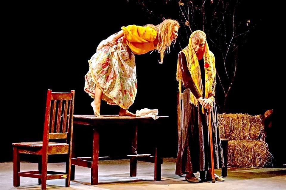 Balbina Sada y Fernanda Reyes en una escena de 'Embrujo'.