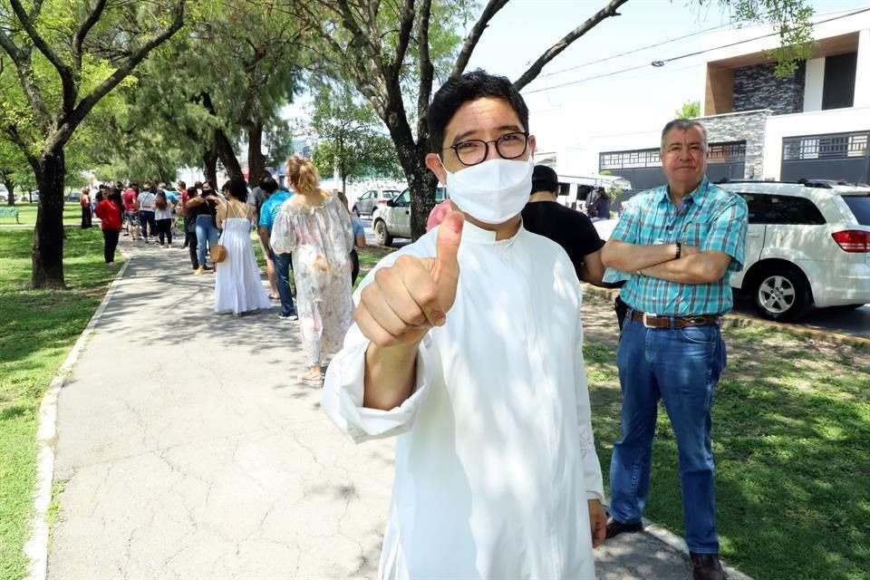 El sacaerdote Héctor Leal Cárdenas ofició tres misas y después se dio tiempo para votar.