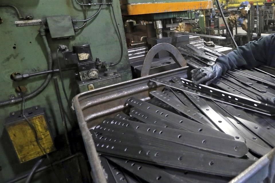 La inversión en maquinaria y equipo total nacional vio su mayor merma en 30 meses.