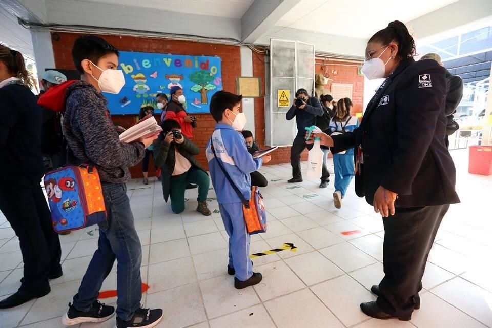 Los filtros de sanidad para el ingreso a los planteles.