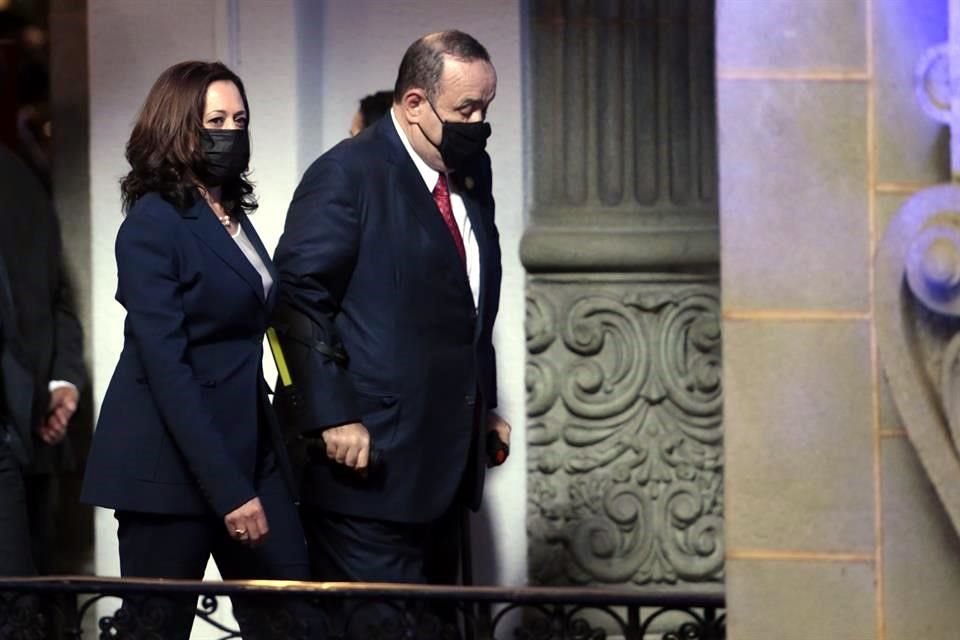 La vicepresidenta de EU, Kamala Harris, y el Presidente guatemalteco, Alejandro Giammattei.