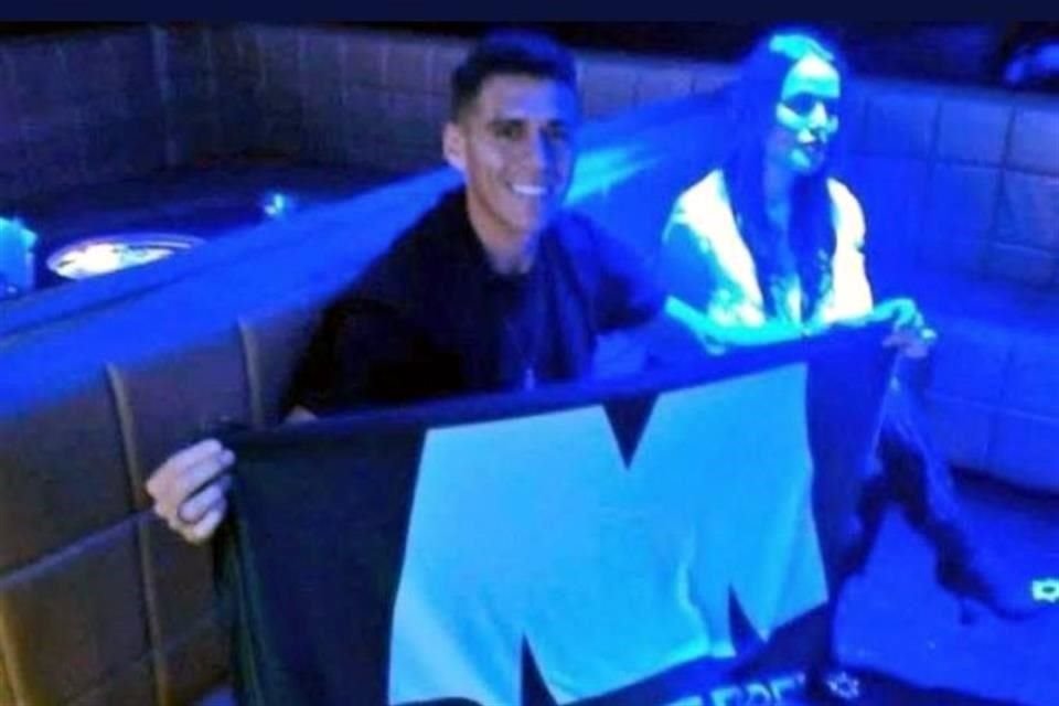 Moreno posó con una bandera de Rayados en Qatar.
