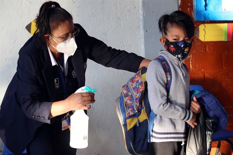 En CDMX, de los 88 mil 499 casos sospechosos de Covid-19 acumulados durante la pandemia, 7 mil 752 han sido de personas de 0 a 19 años.