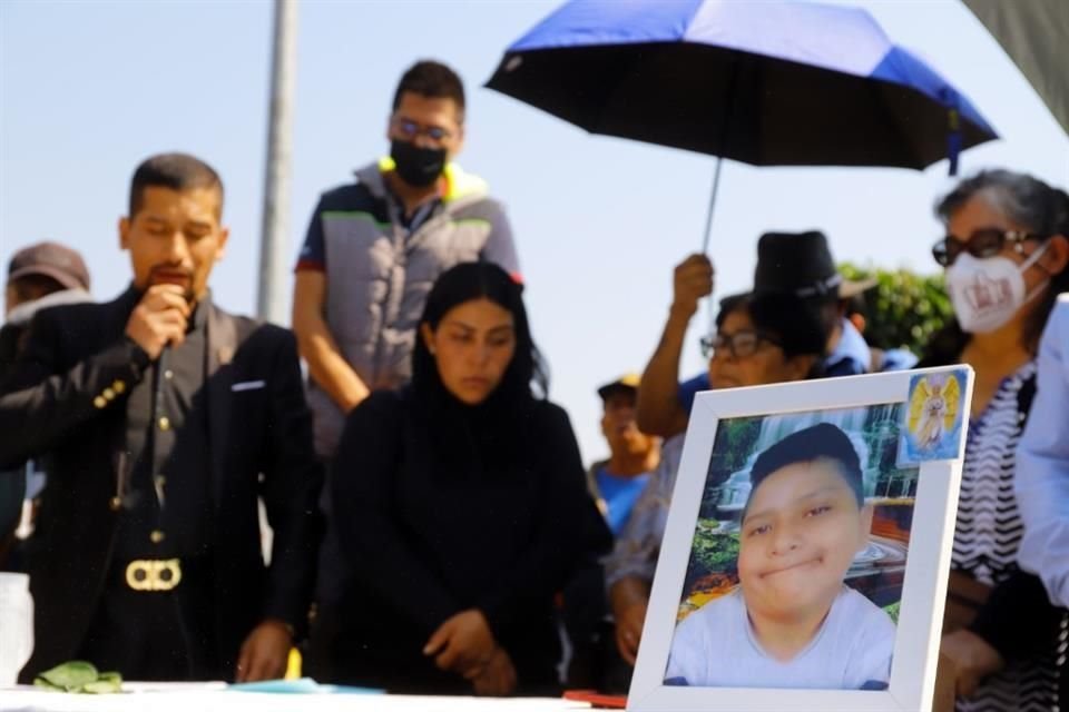 Un retrato de Brandon Giovanny, quien tenía 12 años, fue llevado a la ceremonia. 