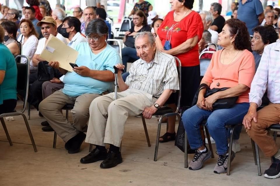 En el Parque España se generaron inconformidades por la tardanza y desorganización en el operativo federal.