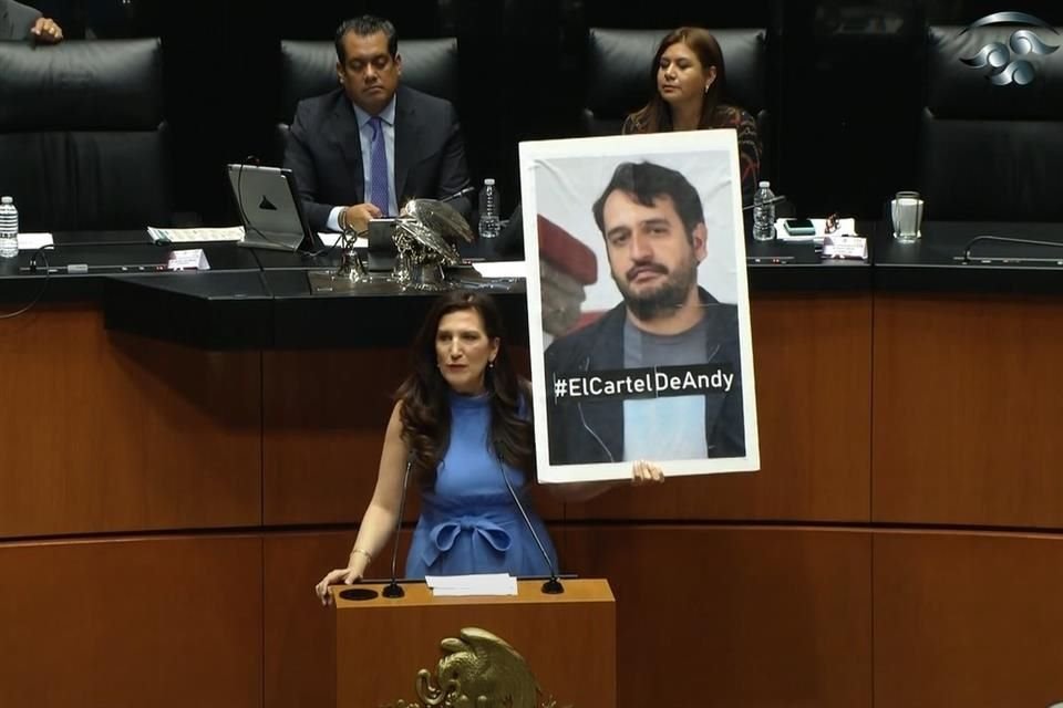 La senadora Kenia López subió a tribuna con una imagen de Andrés López Beltrán y afirmó que al Presidente le cala que en su propia casa haya un cártel: el de su hijo.