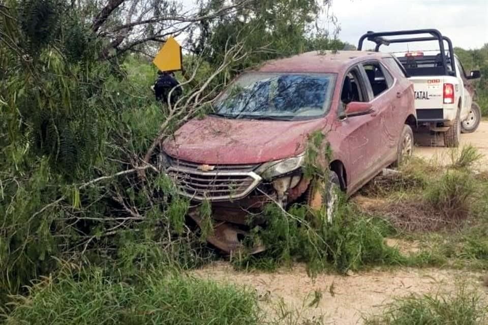 La Guardia Estatal decomisó varios vehículos abandonados en brechas del ejido La Retama, donde hubo varios tiroteos.