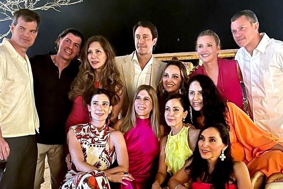 Morice Zablah, Yolanda Ayala, José Betanzo, Caty Macías de Milmo, Malele Rodríguez y Brandon Milmo. Abajo: Maya Lobo, Cristina Sada, Silvia Fernández de Betanzo, Dora Martínez Ibarra y Beba García Varela