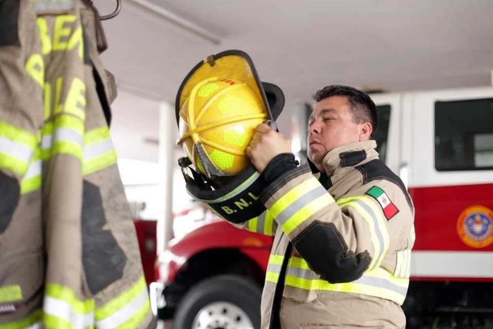'Nos estamos cuidando los unos a los otros, en todo, somos muchos bomberos de repente trabajando en un incendio y todos nos estamos cuidando las espaldas', dijo el teniente Israel Méndez Flores.