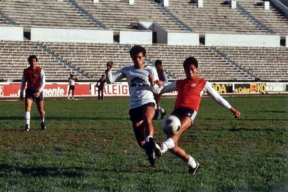 José Luis Cisneros (der.) estuvo en el club en 1988.