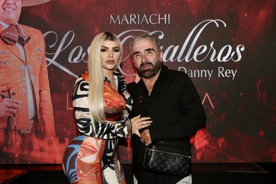 Los futuros esposos apadrinaron ayer al Mariachi Los Galleros de Danny Rey.