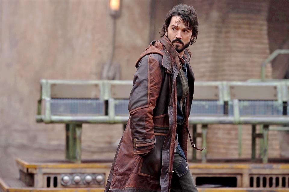 Para el Día de Star Wars, Diego Luna, de la serie Andor, cuenta en El Café de la Mañana cómo se enamoró y conectó con la saga.