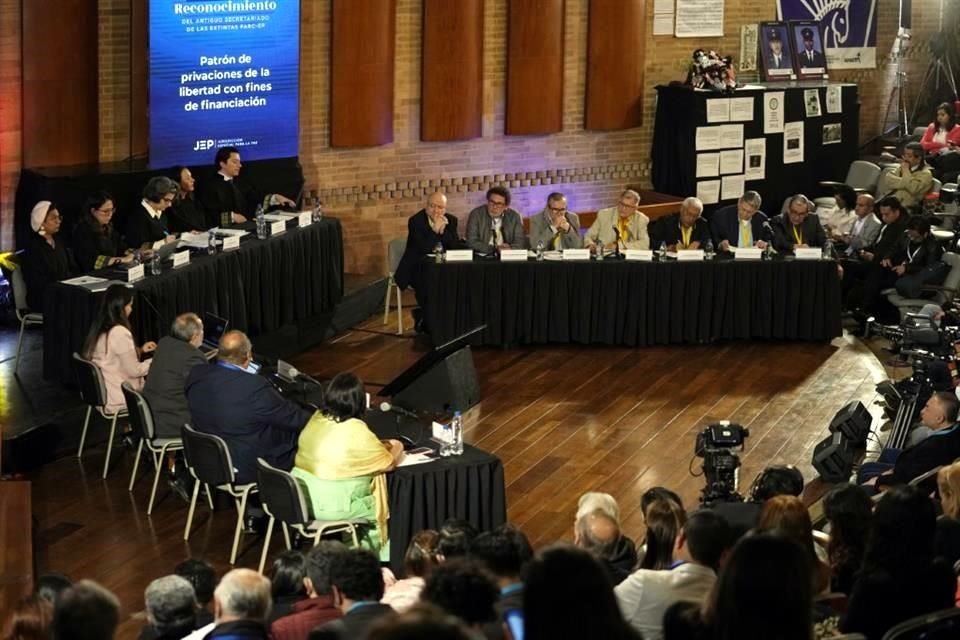 Ex comandantes de las Fuerzas Armadas Revolucionarias de Colombia (FARC) asisten a una audiencia ante la Jurisdicción Especial para la Paz sobre secuestros durante el conflicto interno de Colombia.