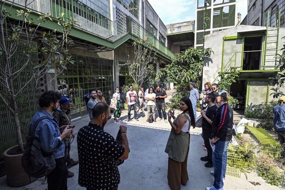 Arrancas con una cerveza de bienvenida en el Bar Mini, dentro del singular edificio de Laguna México, en la Doctores.