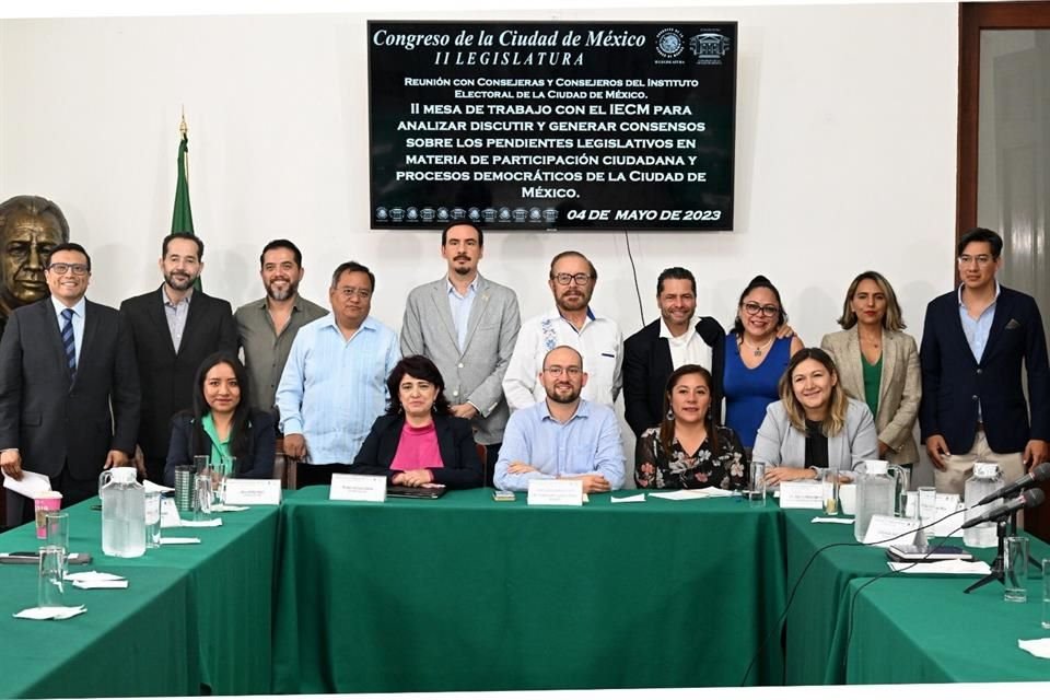 Consejeros del IECM acudieron al Congreso local donde participaron en una mesa de trabajo para hablar sobre los retos de transparencia del Presupuesto Participativo.