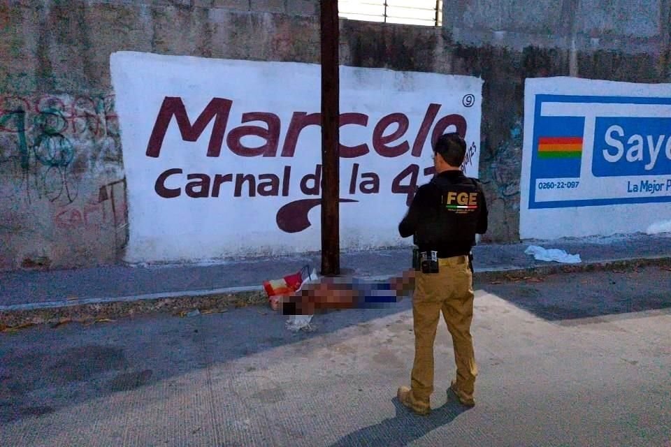 El cuerpo de la víctima quedó tendido frente a una barda pintada en referencia al Canciller Marcelo Ebrard.