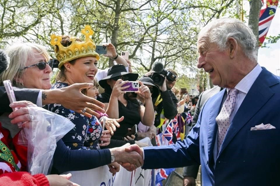 El Rey Carlos III recorrió calles aledañas al Palacio de Buckingham donde fans lo saludaron; lo acompañaron Guillermo y Kate Middleton.